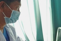 Mẹ bất ngờ khi bác sĩ phát hiện kim băng nằm nguy hiểm trong thực quản bé 10 tháng tuổi