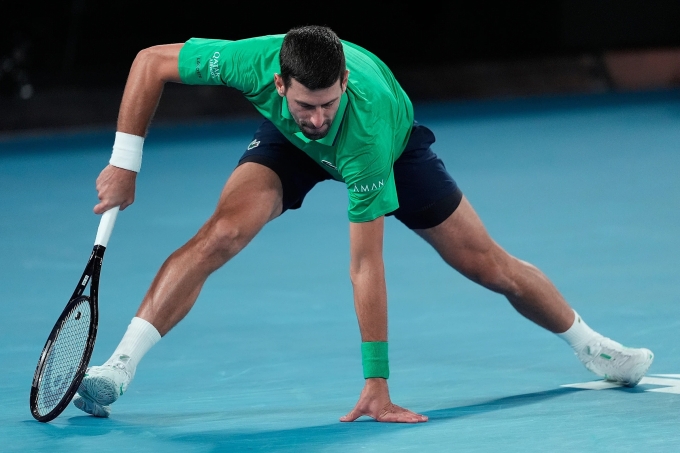 Djokovic thất vọng, chống tay sau một pha đánh hỏng. Ảnh: AP