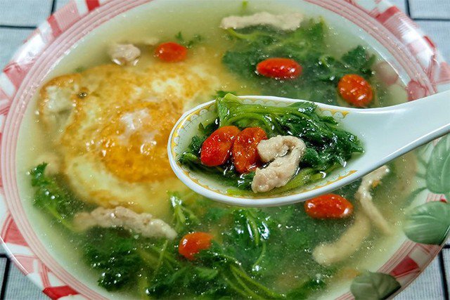 Món canh ngải cứu có công dụng bổ máu, làm đẹp da