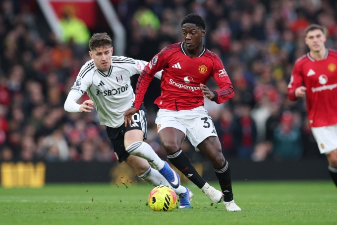 Tiền vệ Kobbie Mainoo đi bóng trong trận gặp Fulham. Ảnh: Reuters