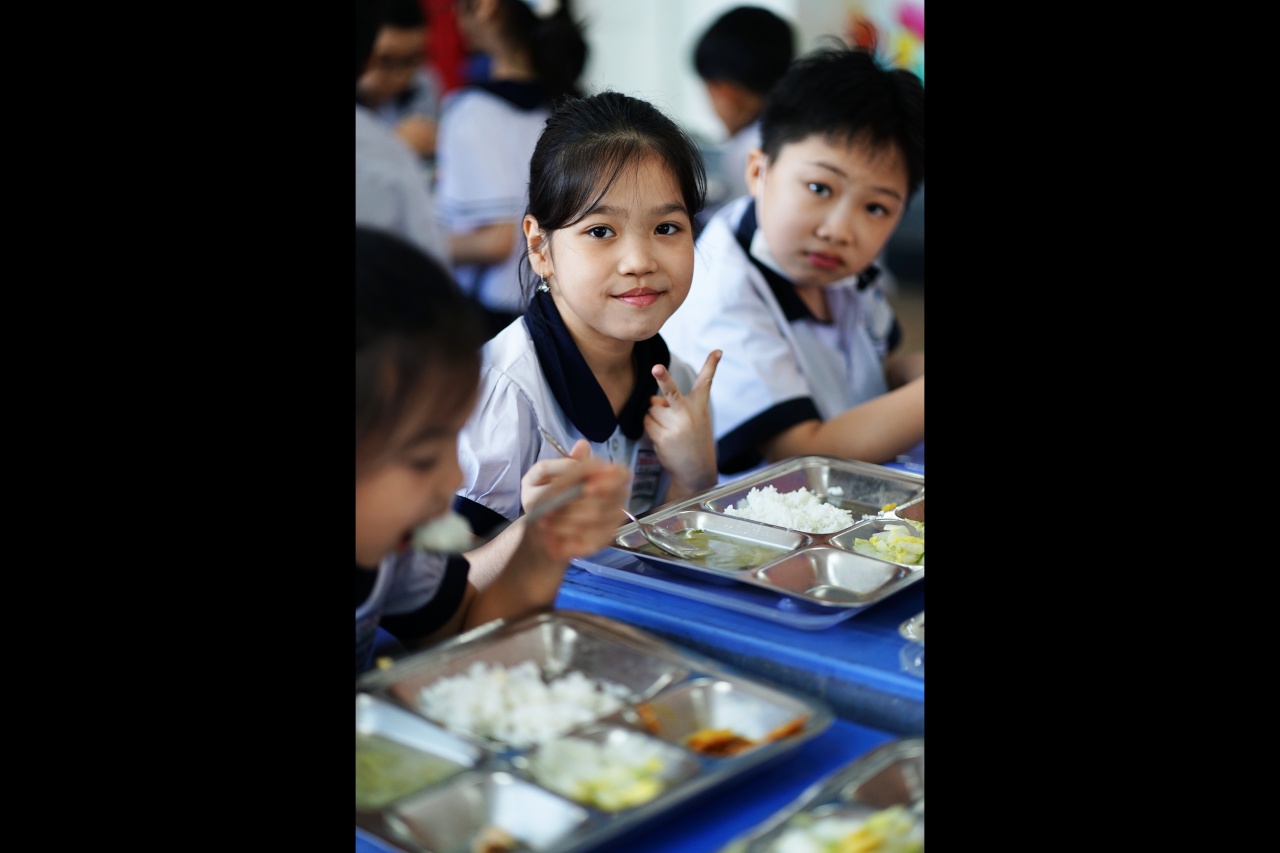 Cảnh tượng lạ tại cổng trường tiểu học ở TP.HCM mỗi buổi trưa: Phụ huynh tay xách cơm, người chờ đón con về nhà- Ảnh 4.