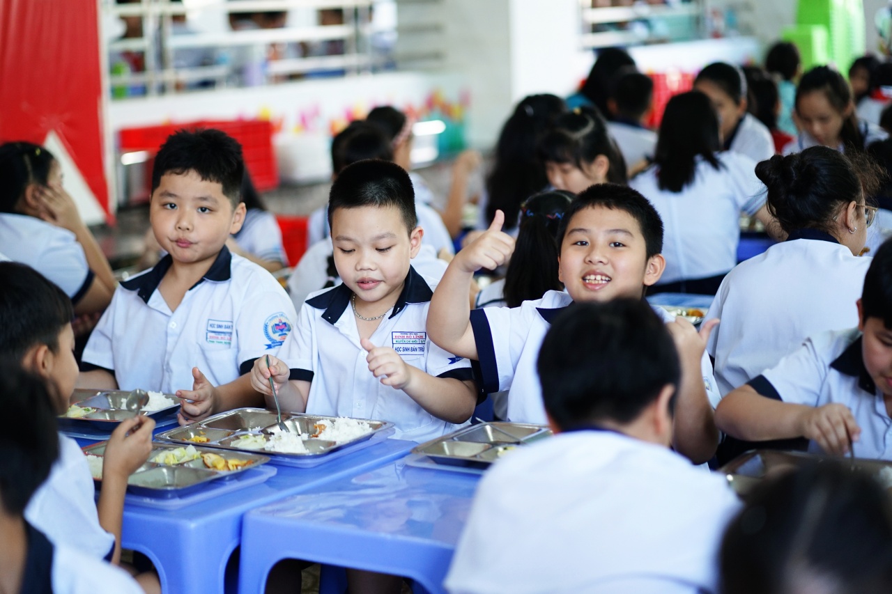 Cảnh tượng lạ tại cổng trường tiểu học ở TP.HCM mỗi buổi trưa: Phụ huynh tay xách cơm, người chờ đón con về nhà- Ảnh 5.