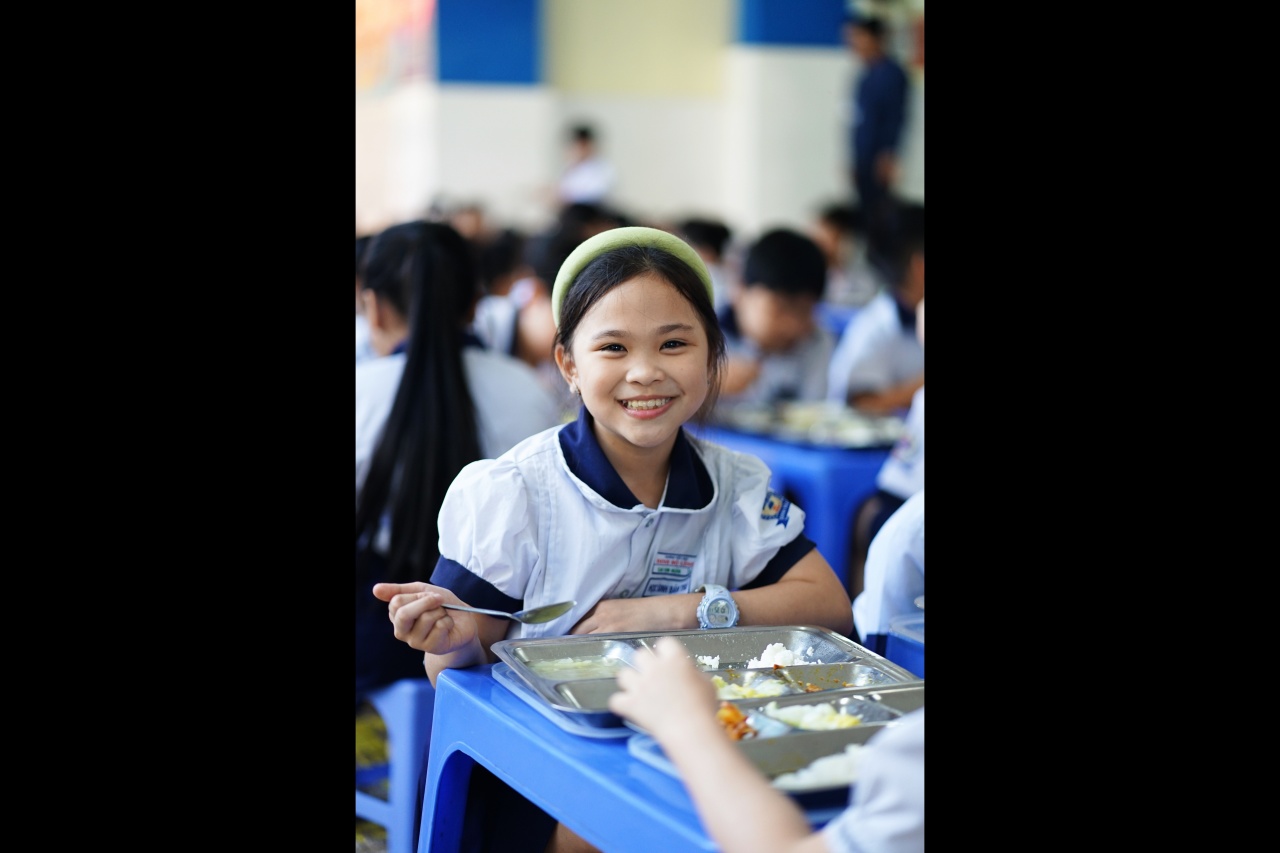 Cảnh tượng lạ tại cổng trường tiểu học ở TP.HCM mỗi buổi trưa: Phụ huynh tay xách cơm, người chờ đón con về nhà- Ảnh 7.