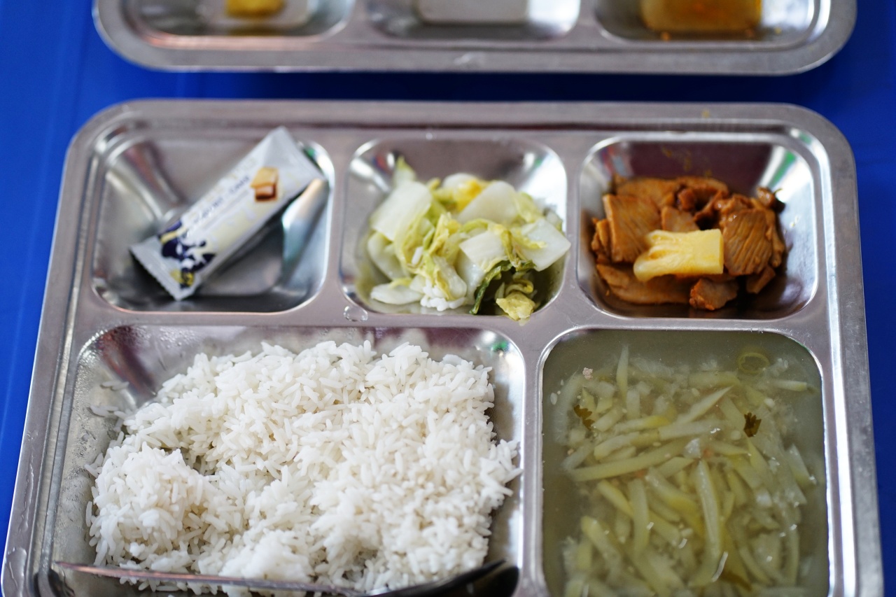 Cảnh tượng lạ tại cổng trường tiểu học ở TP.HCM mỗi buổi trưa: Phụ huynh tay xách cơm, người chờ đón con về nhà- Ảnh 10.