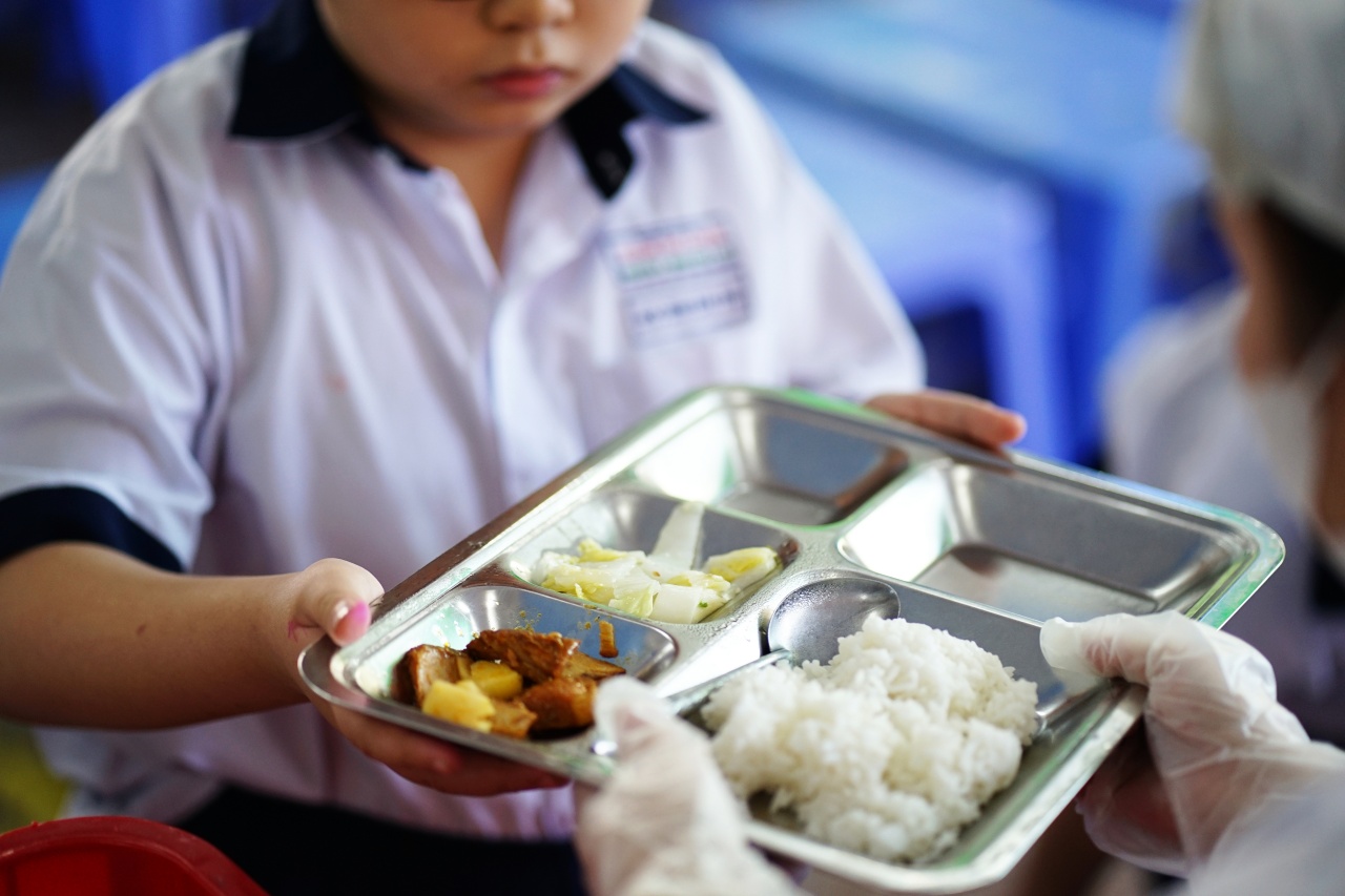 Cảnh tượng lạ tại cổng trường tiểu học ở TP.HCM mỗi buổi trưa: Phụ huynh tay xách cơm, người chờ đón con về nhà- Ảnh 11.