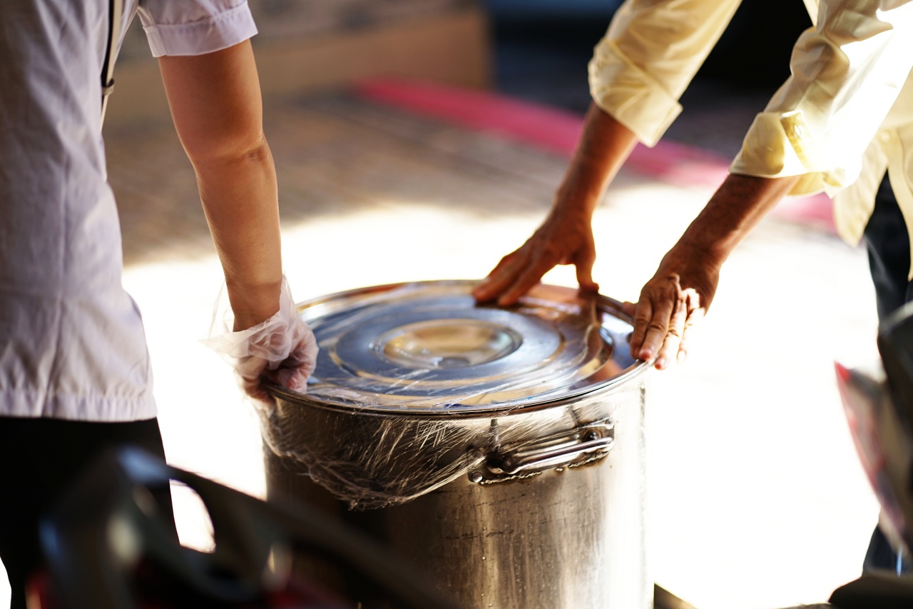 Cảnh tượng lạ tại cổng trường tiểu học ở TP.HCM mỗi buổi trưa: Phụ huynh tay xách cơm, người chờ đón con về nhà- Ảnh 12.