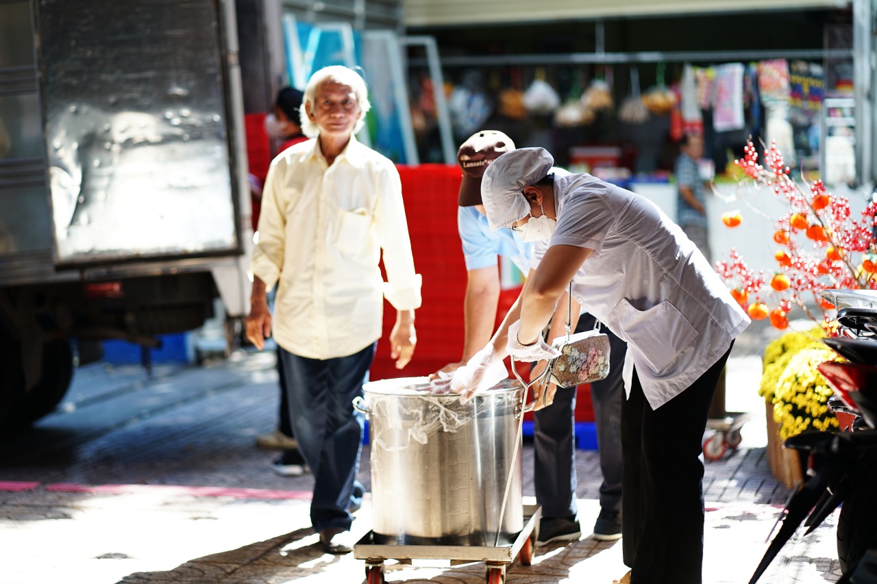 Cảnh tượng lạ tại cổng trường tiểu học ở TP.HCM mỗi buổi trưa: Phụ huynh tay xách cơm, người chờ đón con về nhà- Ảnh 13.