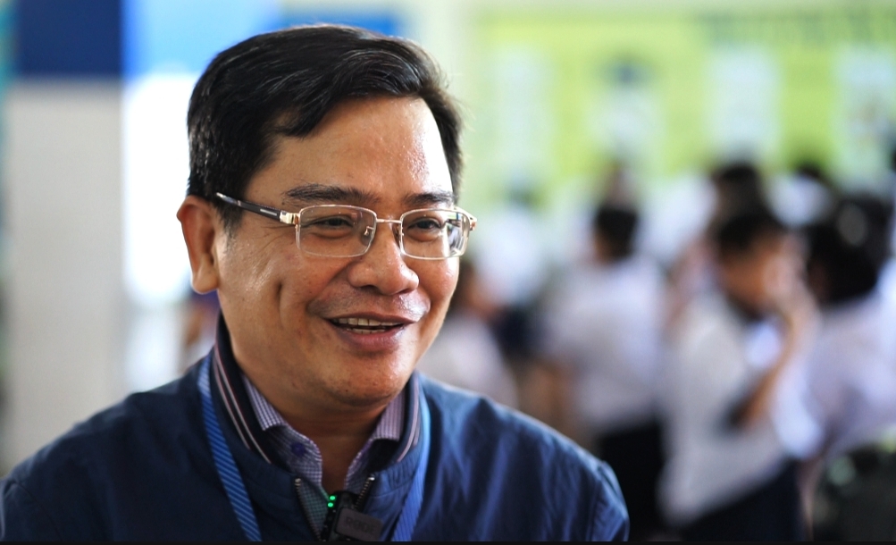 Cảnh tượng lạ tại cổng trường tiểu học ở TP.HCM mỗi buổi trưa: Phụ huynh tay xách cơm, người chờ đón con về nhà- Ảnh 14.