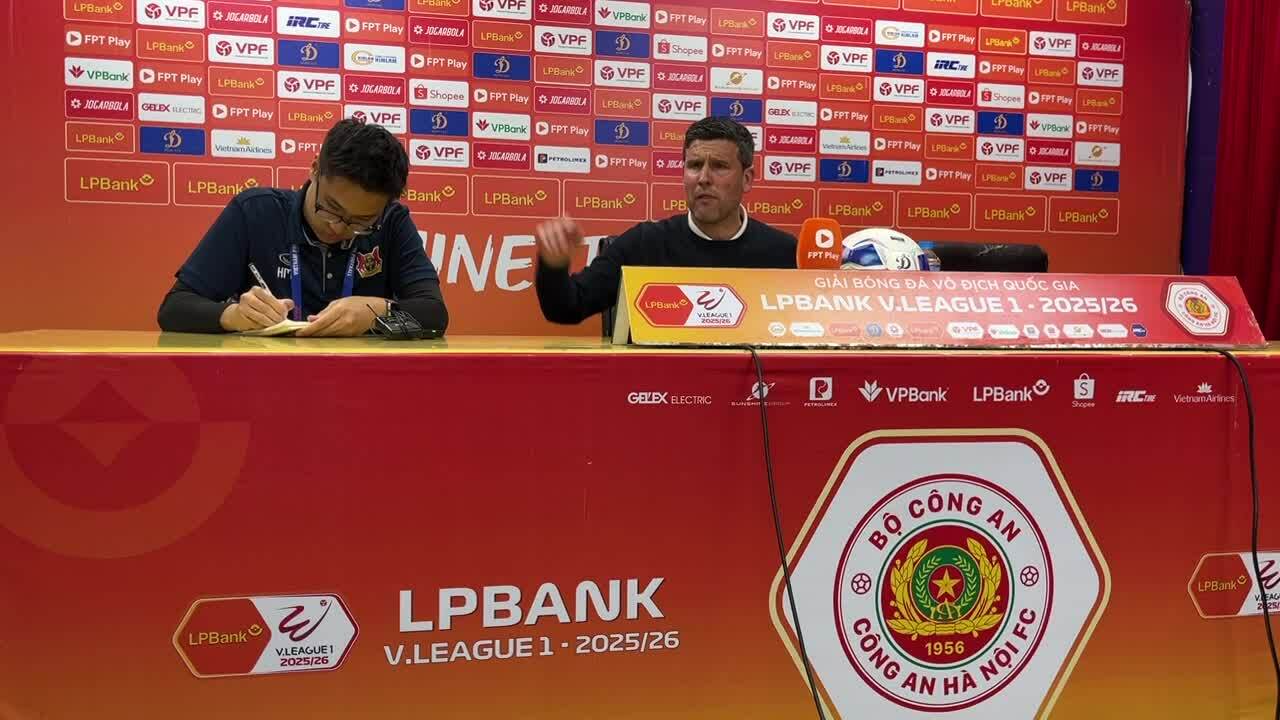 HLV CLB Ninh Bình đập bàn, chỉ trích thậm tệ trọng tài sau trận thua CAHN