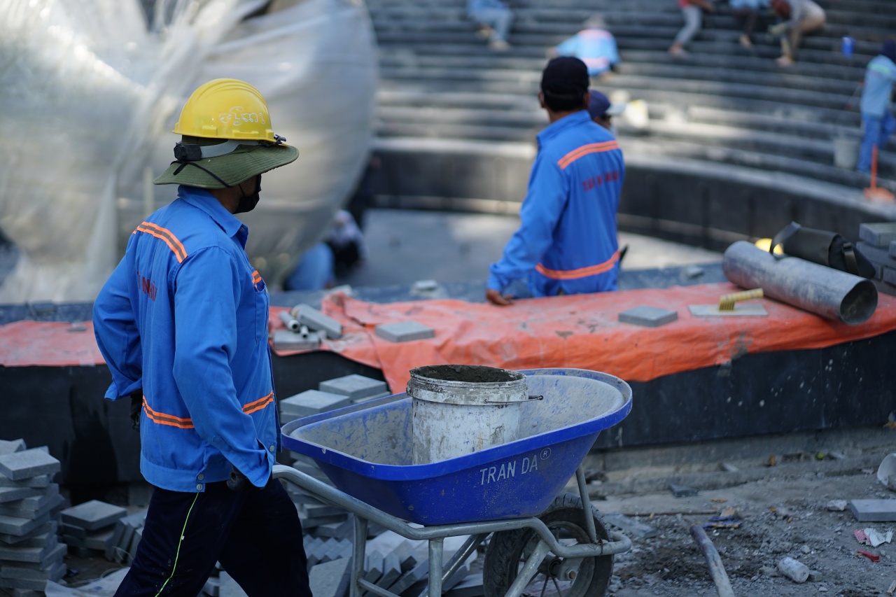 Biểu trưng “giọt nước” cao 6m tưởng niệm nạn nhân COVID-19 ở TP.HCM có gì đặc biệt?- Ảnh 11.