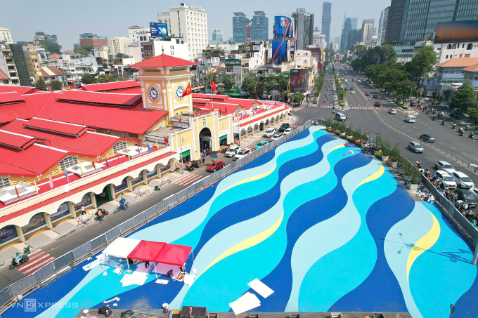 Khu vực chợ Bến Thành được sơn mới phần mái, hình sóng nước kết hợp chỉnh trang mặt ngoài các công trình. Ảnh: Quỳnh Trần