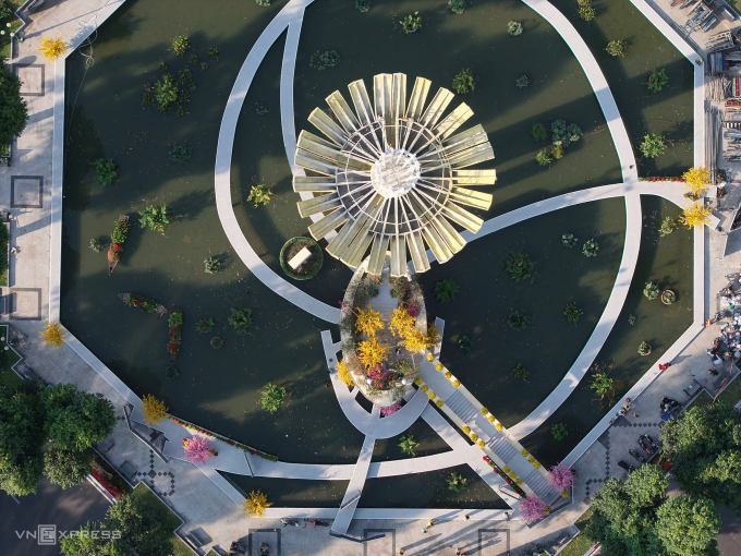 Hồ Con Rùa sau chỉnh trang nhìn từ trên cao, phần cầu thang của hồ được sơn màu trắng thay vì màu xanh như trước, ngày 2/2. Ảnh: Thanh Tùng