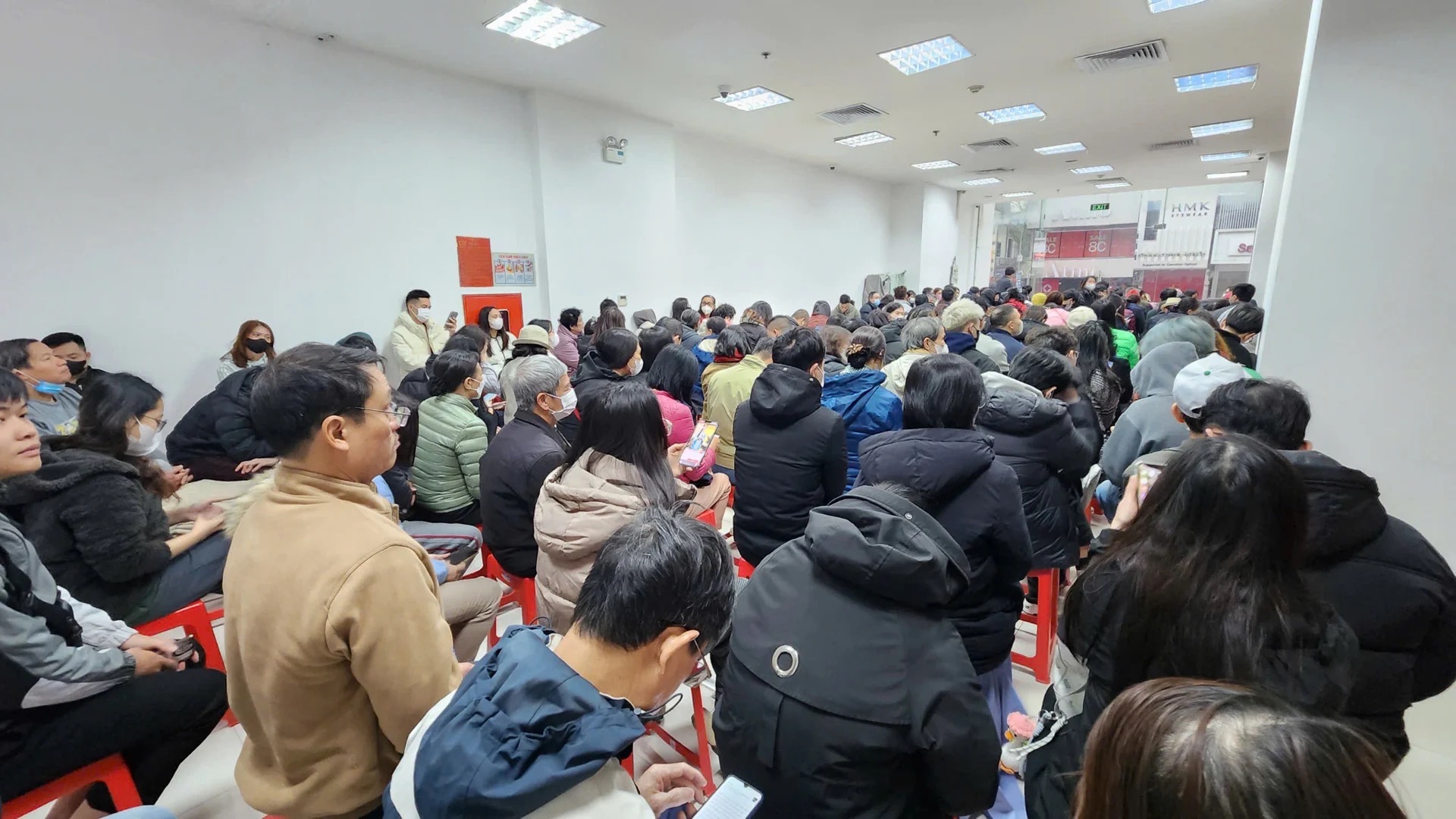 Sợ không mua nhanh thì vàng lên 200 triệu, người phụ nữ ở Hà Nội rút tiết kiệm đu đỉnh, lỗ đậm sau 2 ngày- Ảnh 3. Sợ không mua nhanh thì vàng lên 200 triệu, người phụ nữ ở Hà Nội rút tiết kiệm đu đỉnh, lỗ đậm sau 2 ngày- Ảnh 3.