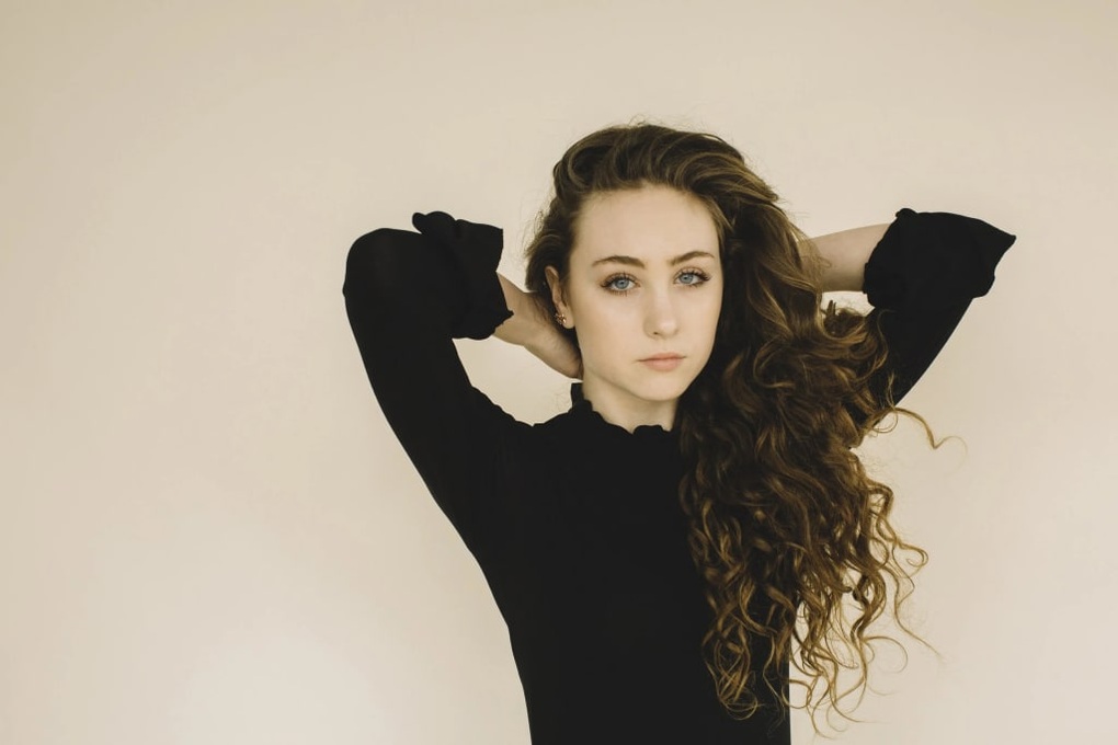 Nữ ca sĩ Gen Z khoe vòng một tại lễ trao giải Grammy có nguy cơ bị phạt - 3