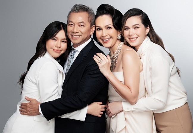 Vợ chồng Diễm My bên hai con gái Thùy My (phải) và Quế My (trái).