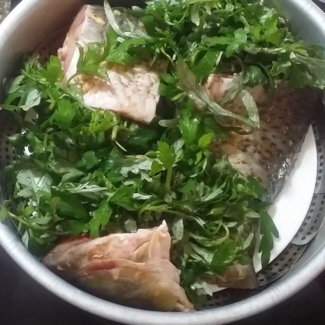 Món ngon từ ngải cứu giúp bồi bổ cơ thể mùa lạnh 3 Cá chép là thực phẩm giàu protein, acid béo không bão hòa và khoáng chất, có tác dụng lợi tiểu, tiêu phù và hỗ trợ chức năng thận.