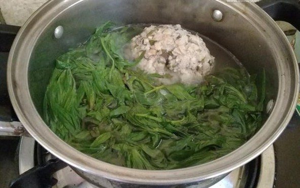 Món ngon từ ngải cứu giúp bồi bổ cơ thể mùa lạnh 4 Canh ngải cứu nấu với thịt nạc băm là lựa chọn nhẹ nhàng cho bữa ăn hằng ngày trong mùa lạnh.