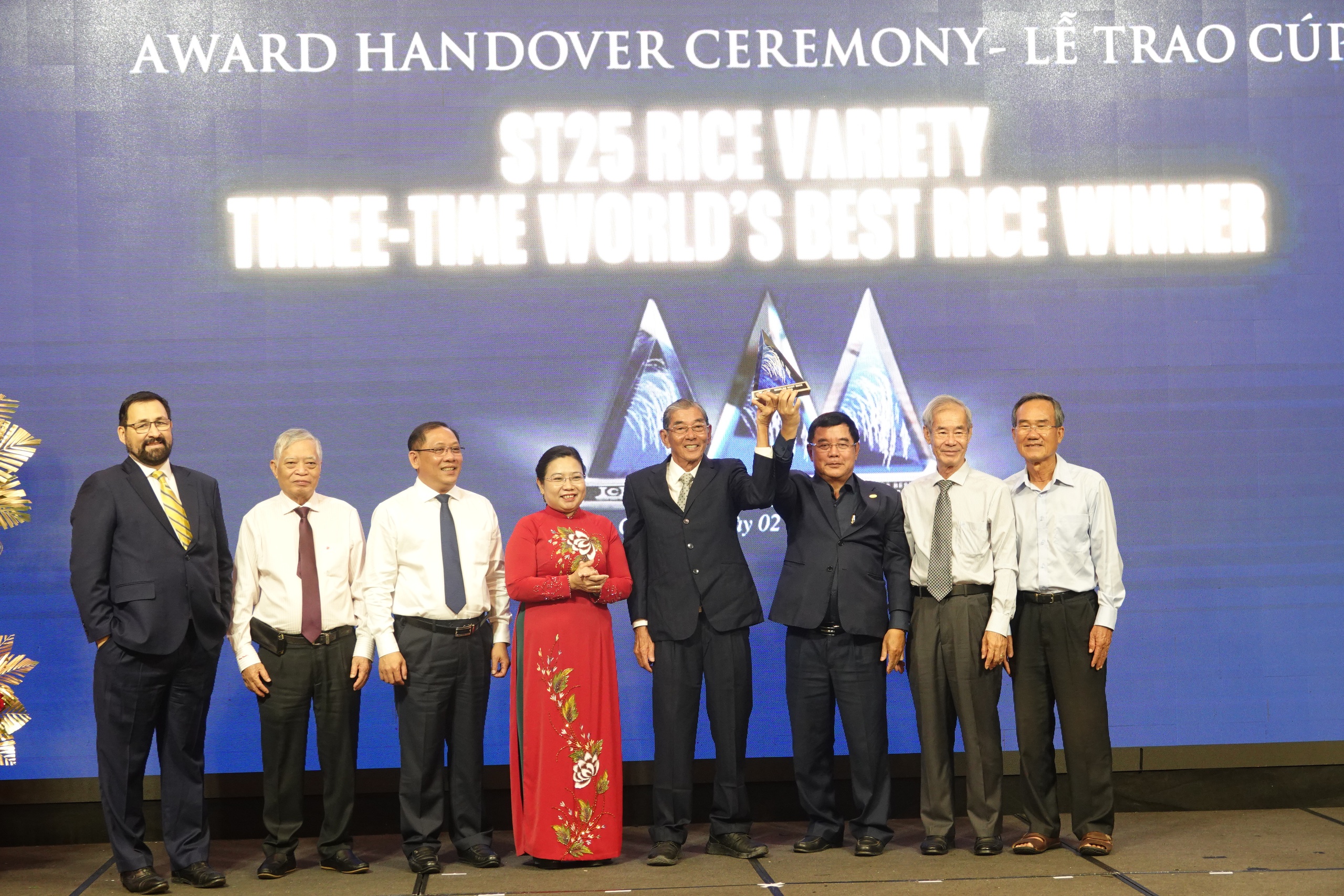 Vì sao sau 3 tháng đoạt giải, gạo ST25 mới nhận cúp 'Gạo ngon nhất thế giới'? 2 Gạo ST25 nhận cúp 'Gạo ngon nhất thế giới' sau 3 tháng đoạt giải - Ảnh 2.