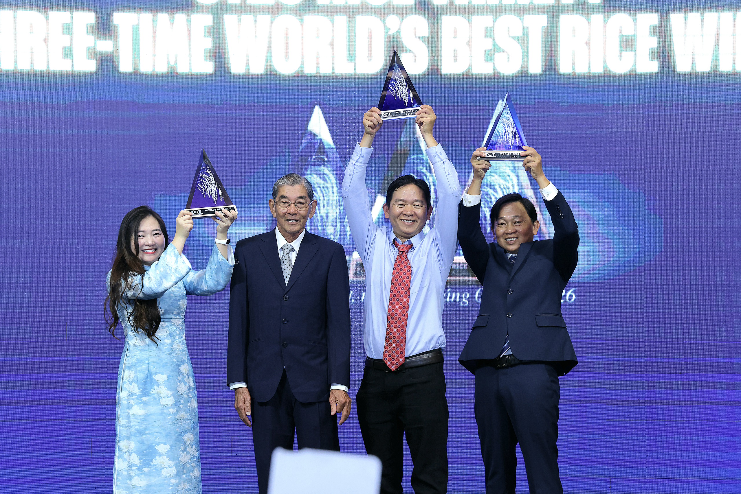 Vì sao sau 3 tháng đoạt giải, gạo ST25 mới nhận cúp 'Gạo ngon nhất thế giới'? 4 Gạo ST25 nhận cúp 'Gạo ngon nhất thế giới' sau 3 tháng đoạt giải - Ảnh 4.