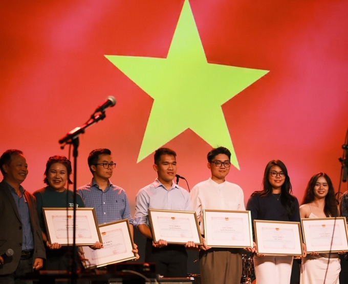 Trung (thứ ba từ trái) từng nhận giấy khen thanh niên sinh viên tiêu biểu của Đại sứ quán Việt Nam tại Đức. Ảnh: NVCC