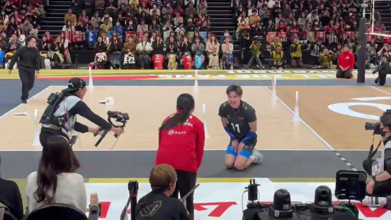 Cách xin lỗi 'chưa từng thấy' của ngôi sao bóng chuyền Nhật Bản