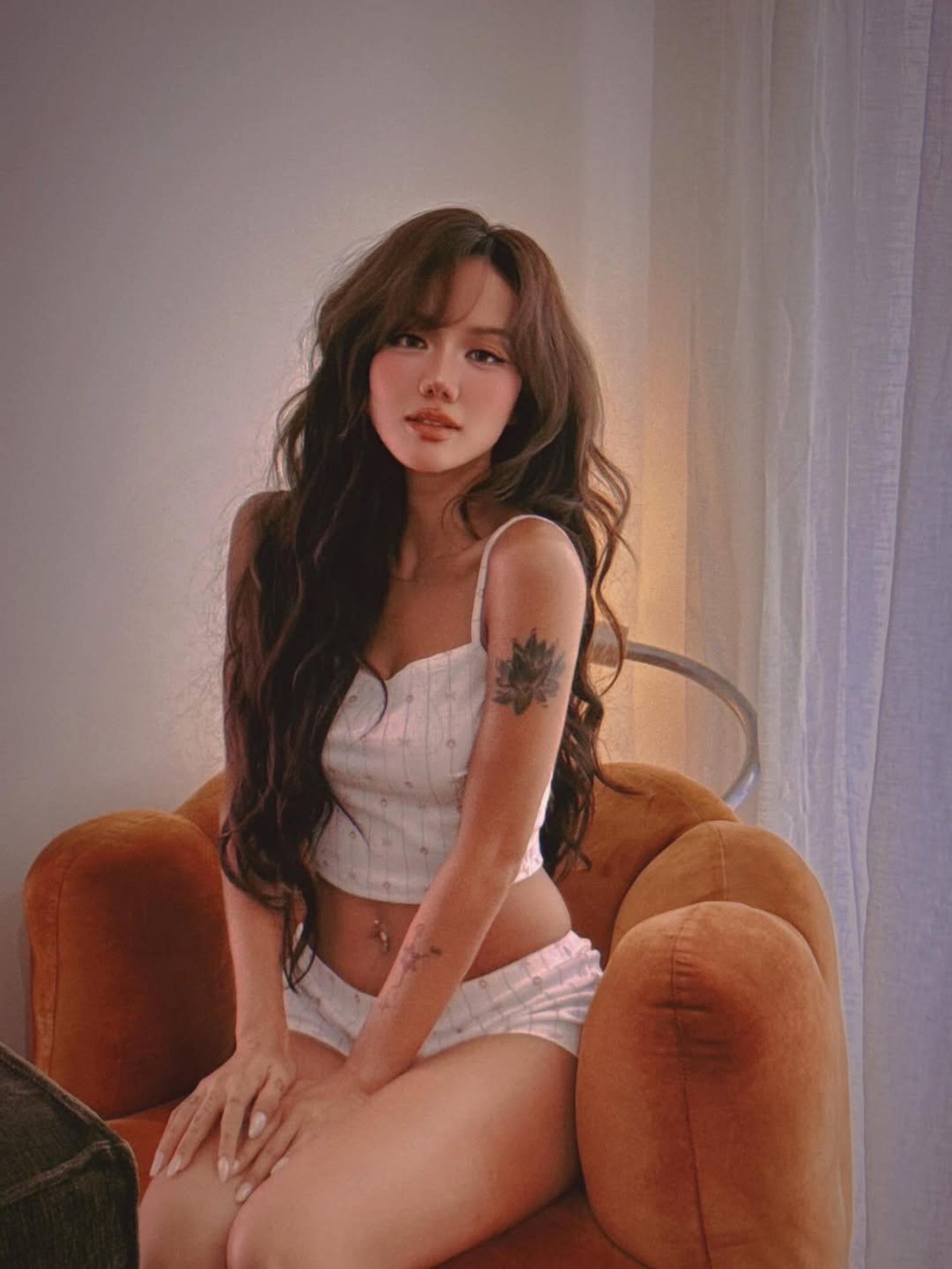 Phương Ly gợi cảm với làn da nâu, kín tiếng sau tin đồn chia tay nam rapper - 7