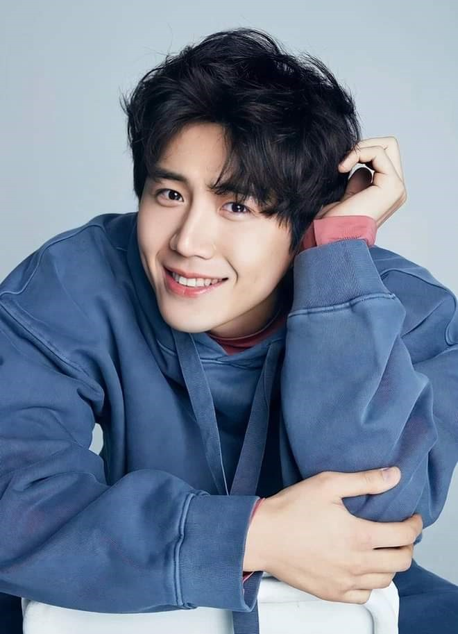 1770076675 10 Nam than ma lum Kim Seon Ho lam canh bi