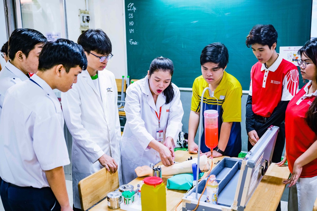 Gặp lại người yêu cũ bội bạc trong ca cấp cứu: Câu hỏi gây xôn xao ngành Y - 2