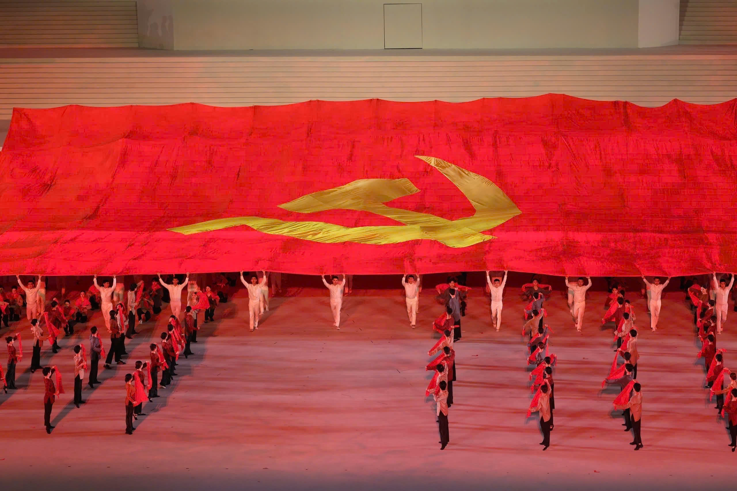 Vững bước dưới cờ Đảng - Ảnh 1. Vững bước dưới cờ Đảng - Ảnh 1.