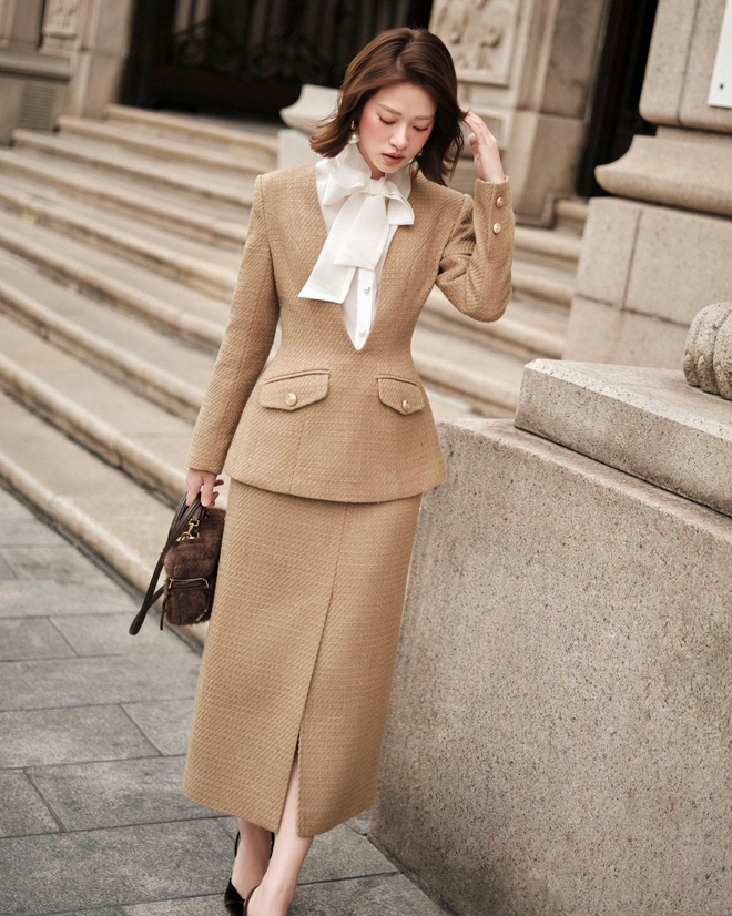 Làm mới phong cách hằng ngày cùng áo sơ mi cổ điển, sơ mi thắt nơ...- Ảnh 5. Làm mới phong cách hằng ngày cùng áo sơ mi cổ điển, sơ mi thắt nơ...- Ảnh 5.