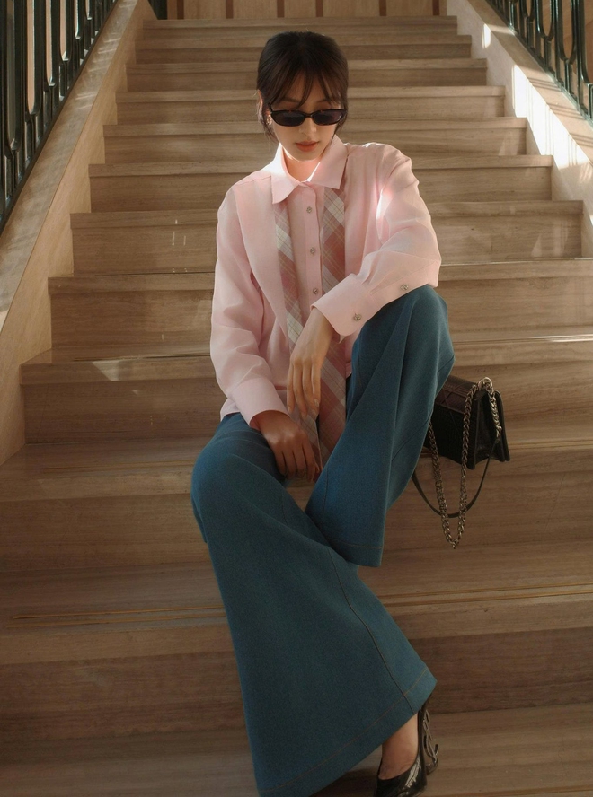 Làm mới phong cách hằng ngày cùng áo sơ mi cổ điển, sơ mi thắt nơ...- Ảnh 7. Làm mới phong cách hằng ngày cùng áo sơ mi cổ điển, sơ mi thắt nơ...- Ảnh 7.