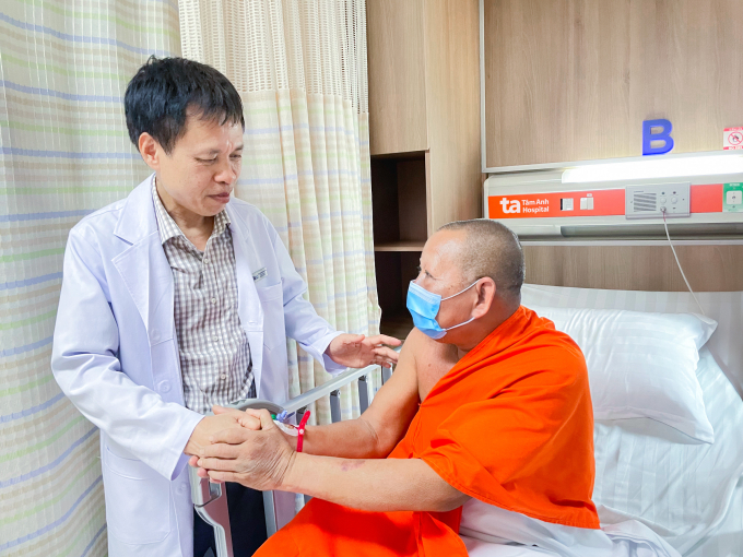 Phó giáo sư Vĩnh thăm ông Công sau ca mổ thành công. Ảnh: Bệnh viện Đa khoa Tâm Anh