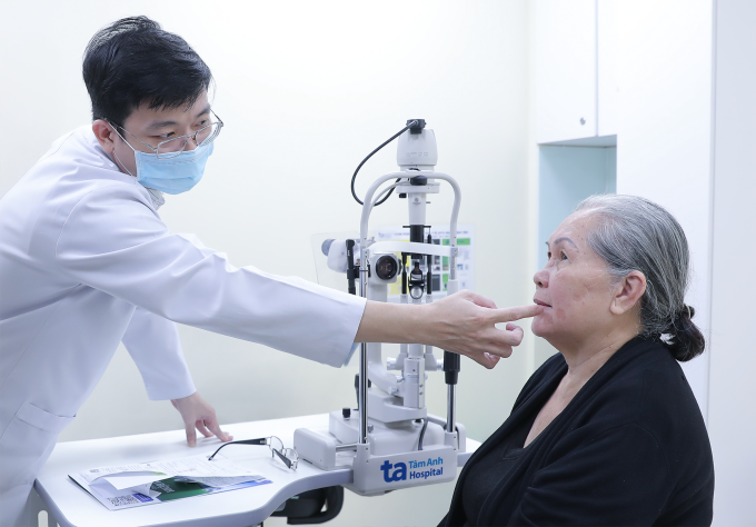 Bác sĩ Tùng khám các cơ co cứng vùng mặt bên trái của người bệnh. Ảnh: Bệnh viện Đa khoa Tâm Anh