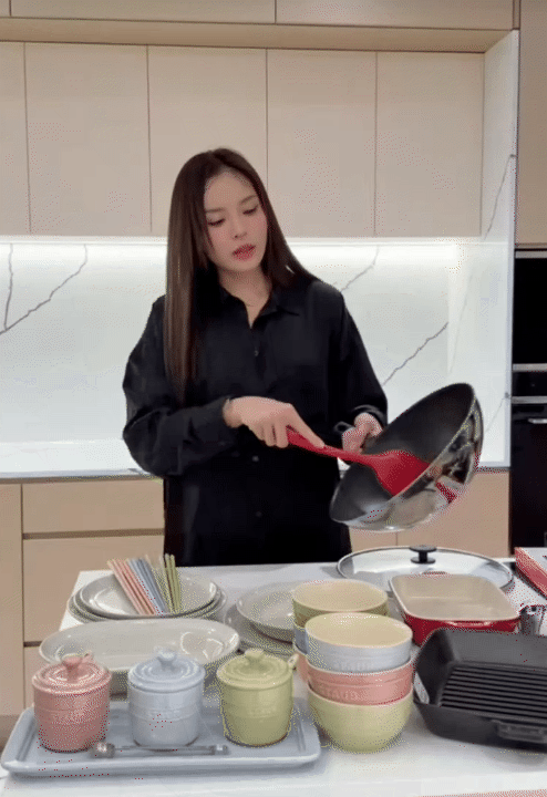 Nghe Hoa hậu Kỳ Duyên bóc giá đồ bếp mà Nghe Hoa hậu Kỳ Duyên bóc giá đồ bếp mà