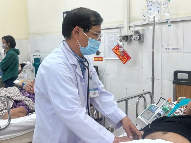 Viêm tụy cấp vì lịch nhậu tiệc tất niên dày đặc 2 Bác sĩ Đô khuyến cáo cộng đồng cần hạn chế rượu bia, ăn uống điều độ trong dịp Tết