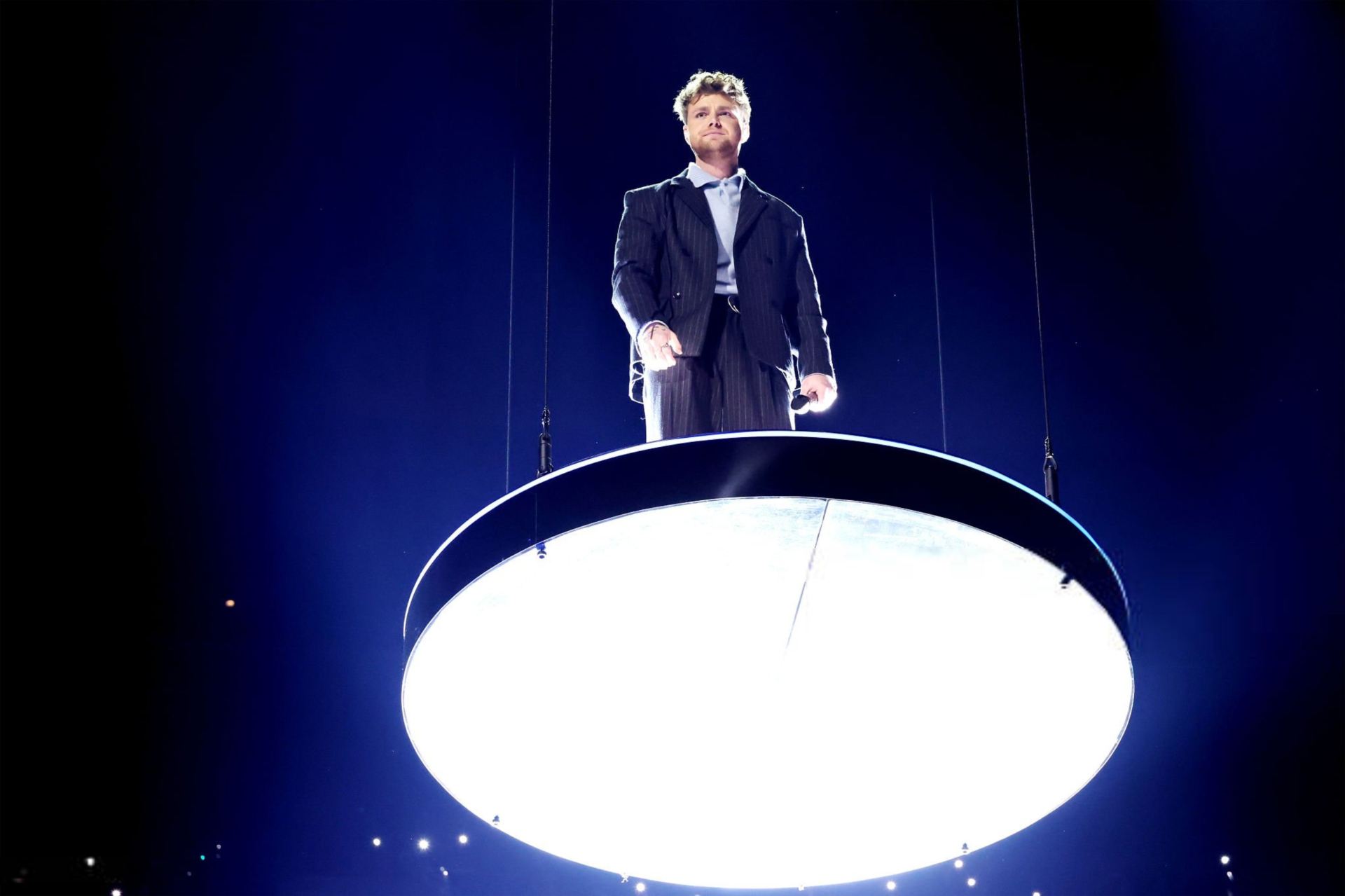 Nam ca sĩ vô gia cư đổi đời bằng bản hit kỉ lục đứng đầu 10 tuần liên tiếp, sân khấu debut Grammy khiến cả thế giới ngợi ca- Ảnh 3.