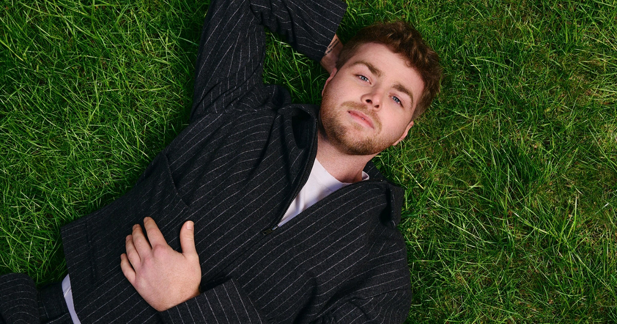 Nam ca sĩ vô gia cư đổi đời bằng bản hit kỉ lục đứng đầu 10 tuần liên tiếp, sân khấu debut Grammy khiến cả thế giới ngợi ca- Ảnh 5.