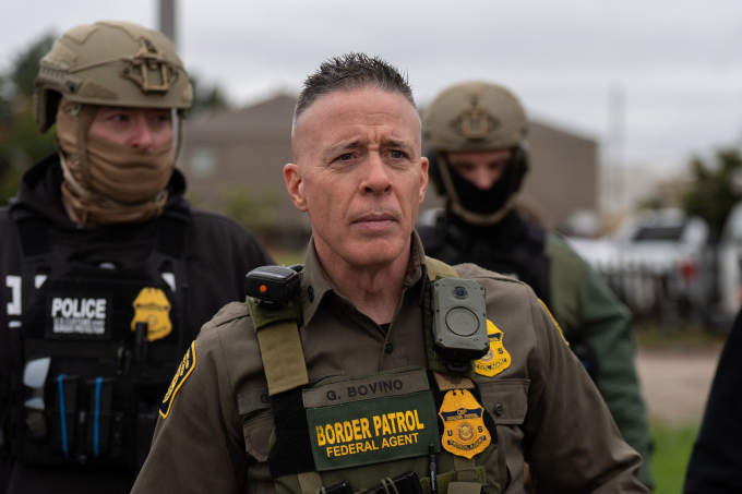 Ông Gregory Bovino dẫn đầu một đợt truy quét nhập cư trái phép ở Kenner, bang Louisiana ngày 5/12/2025. Ảnh: AFP