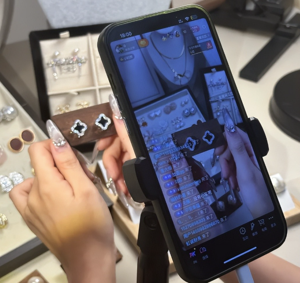 Đừng mua đồ Tết mù quáng, nhất là 5 món 