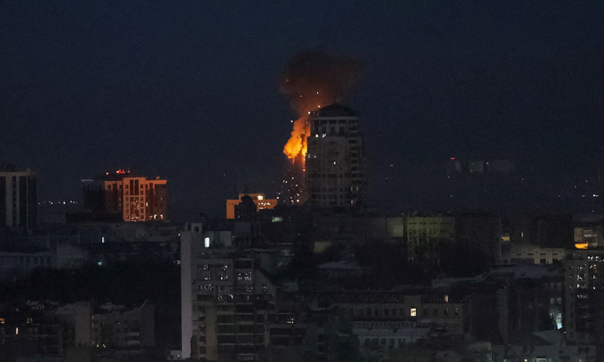 UAV lao vào một tòa nhà tại thủ đô Kiev, Ukraine ngày 3/2. Ảnh: Reuters