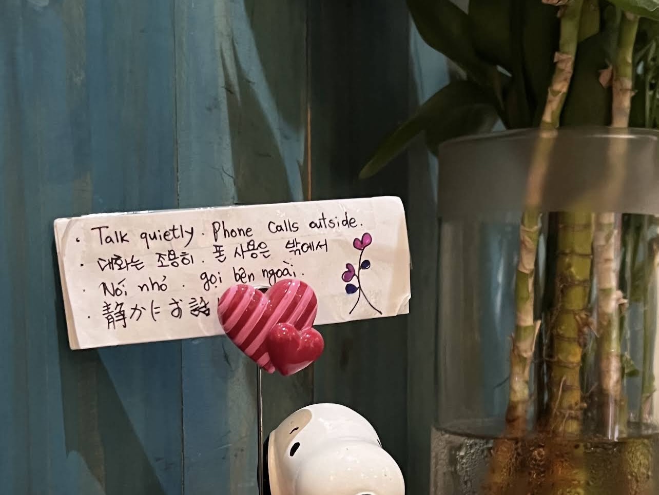 Quán cà phê 'lạ' ở TP.HCM: Nhà vệ sinh không có vòi nước và giấy, buôn bán như đuổi khách? 3 cà phê - Ảnh 3.