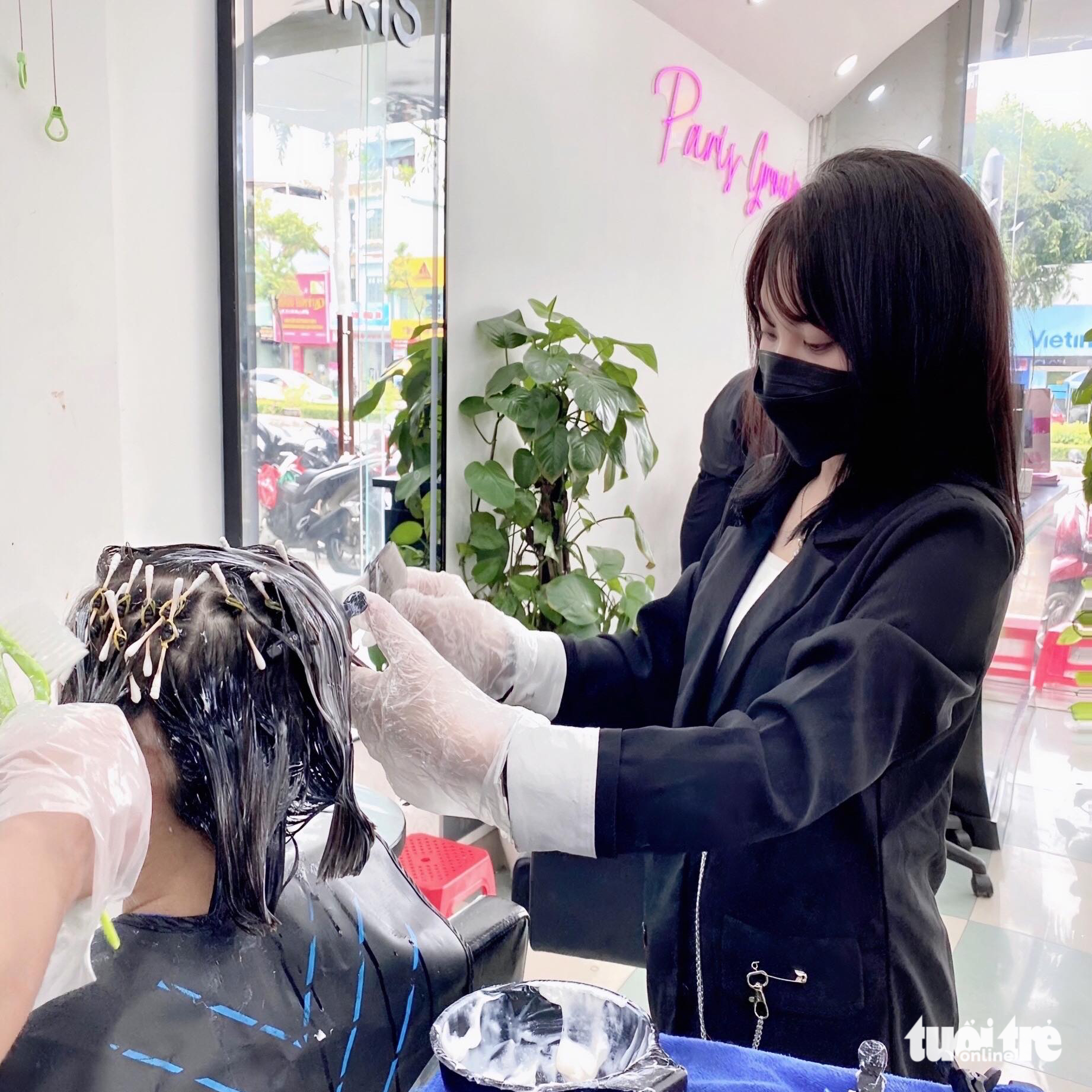 Cận Tết, tiệm tóc 'im ắng' bất ngờ vì người trẻ quay về tóc đen tự nhiên 2 Cận Tết, tiệm tóc 'im ắng' bất ngờ vì người trẻ quay về tóc đen tự nhiên - Ảnh 2.