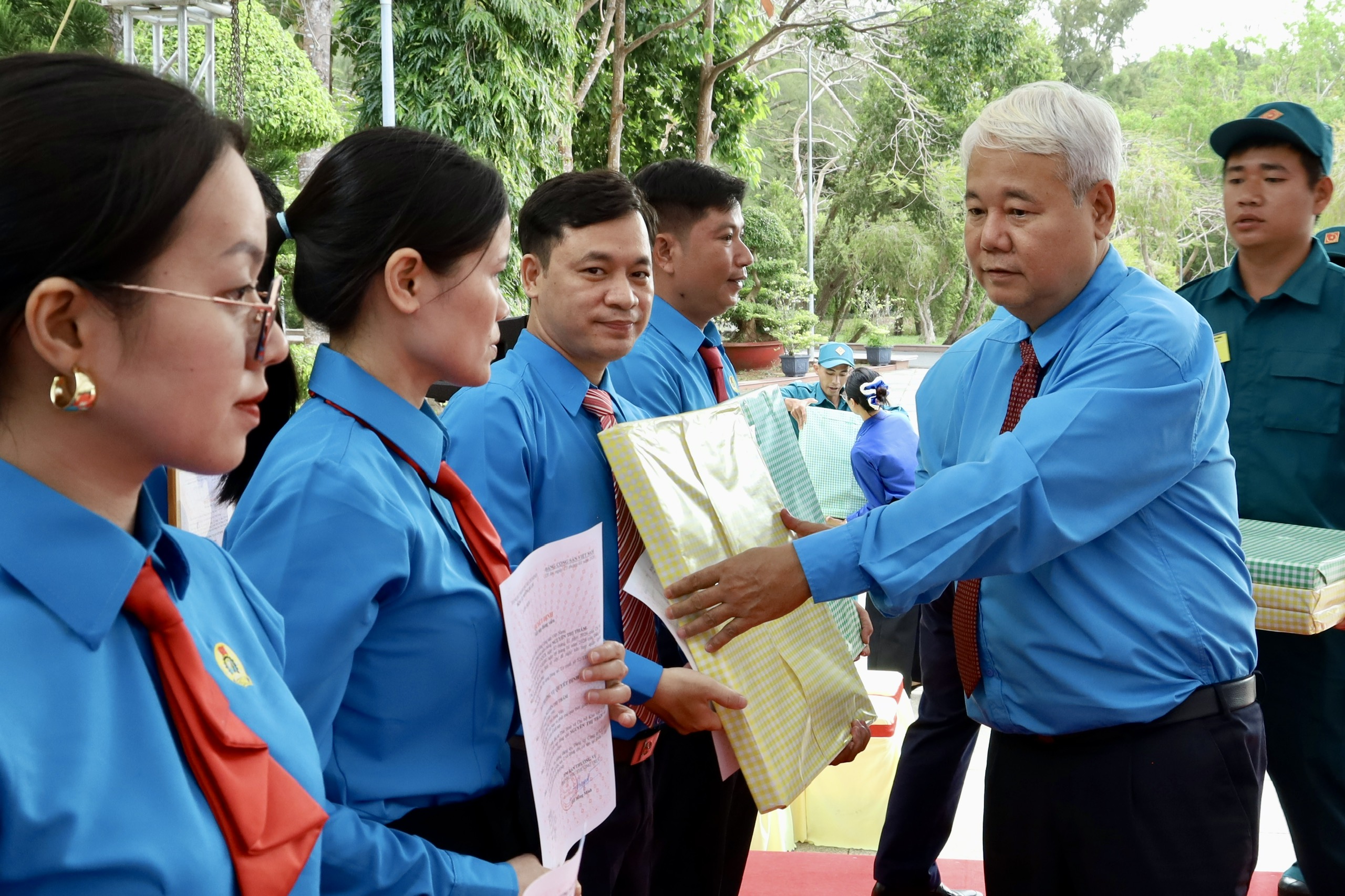 Kết nạp 32 công nhân 5 LĐLĐ TPHCM kết nạp 32 công nhân, lao động ưu tú vào Đảng tại Đặc khu Côn Đảo - Ảnh 5.