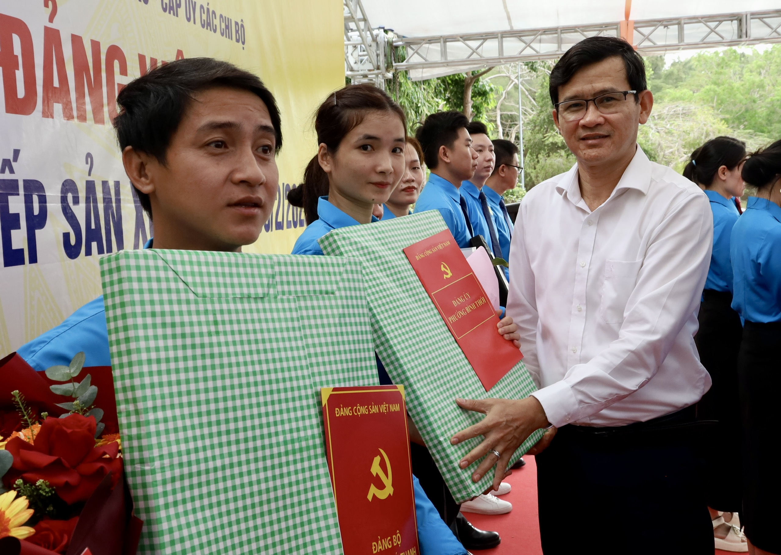 Kết nạp 32 công nhân 6 LĐLĐ TPHCM kết nạp 32 công nhân, lao động ưu tú vào Đảng tại Đặc khu Côn Đảo - Ảnh 6.