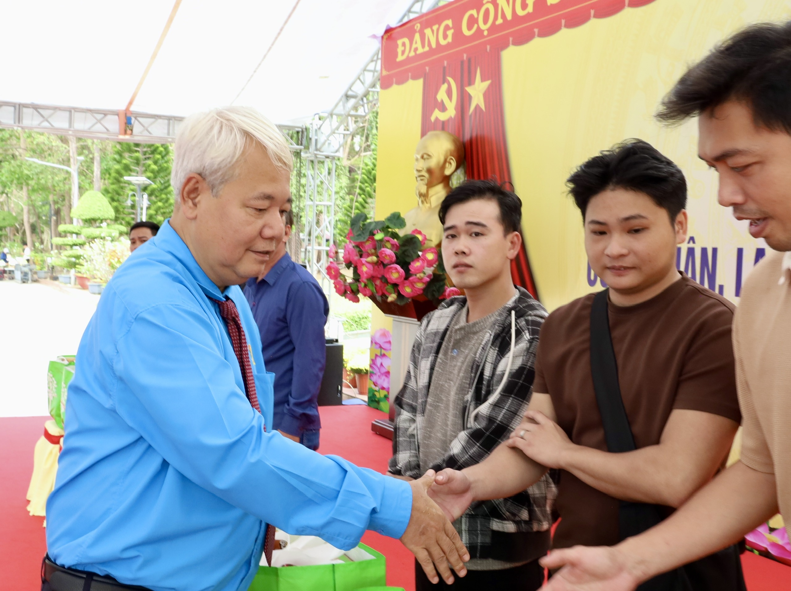 Kết nạp 32 công nhân 10 LĐLĐ TPHCM kết nạp 32 công nhân, lao động ưu tú vào Đảng tại Đặc khu Côn Đảo - Ảnh 8.