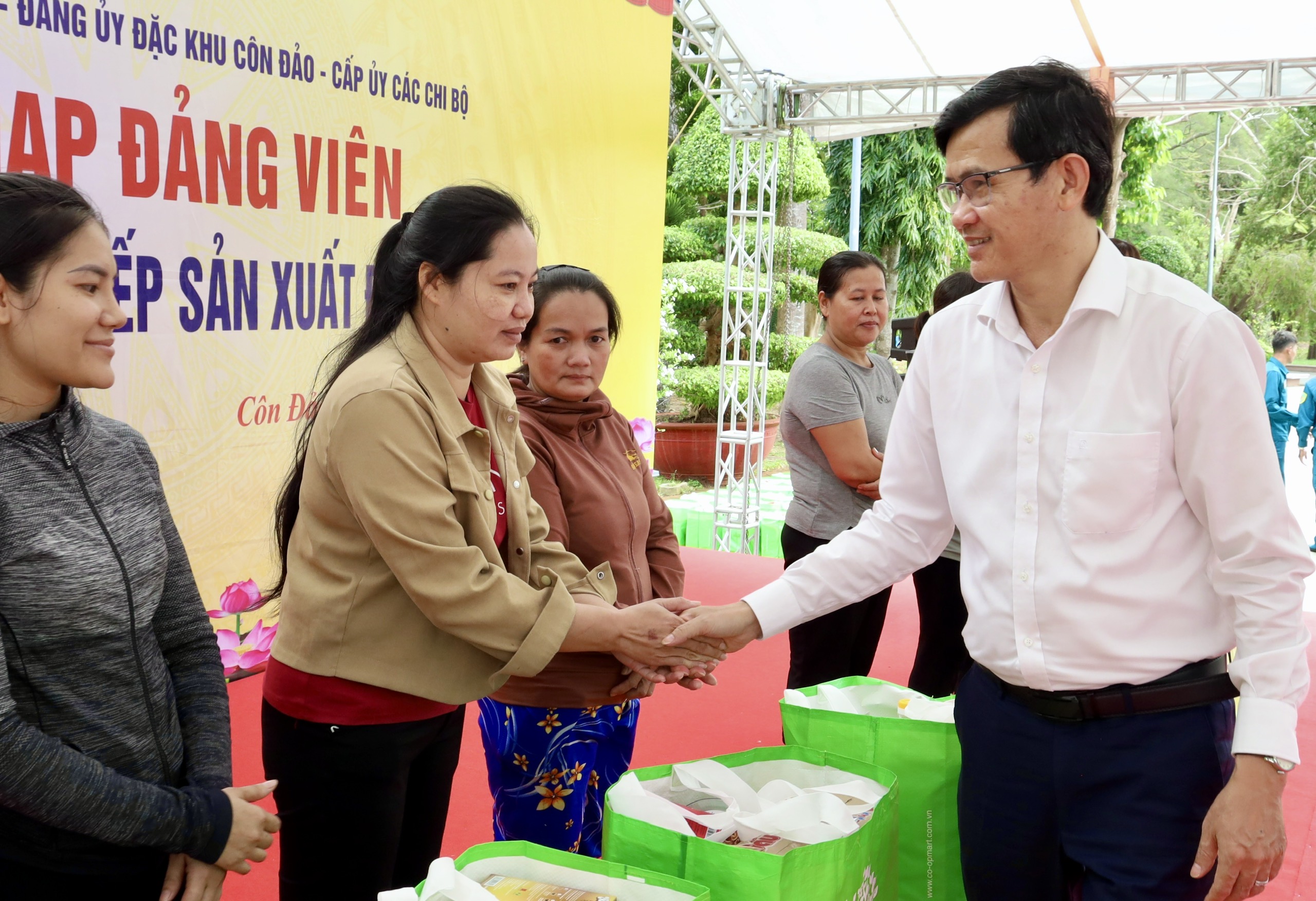 Kết nạp 32 công nhân 11 LĐLĐ TPHCM kết nạp 32 công nhân, lao động ưu tú vào Đảng tại Đặc khu Côn Đảo - Ảnh 9.