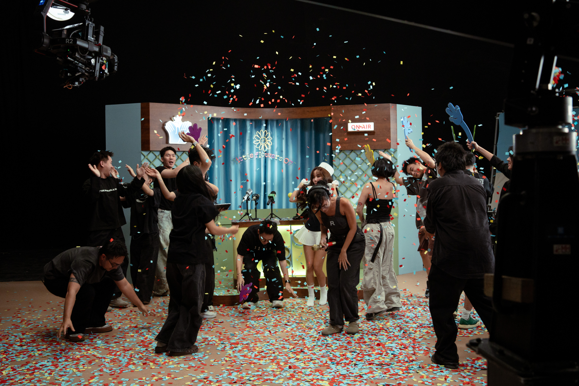 “Vợ quốc dân” Vbiz vỗ tay cho một Việt Nam “chân cứng đá mềm”: Loạt khoảnh khắc khó kìm nước mắt, không ai bị bỏ lại phía sau- Ảnh 6.