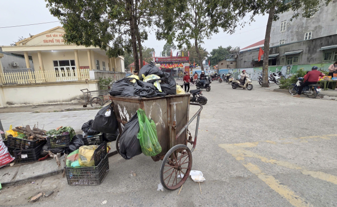 Rác thải tập kết gần cổng trường Mầm non Quảng Tiến, đường Trần Hưng Đạo. Ảnh: Lam Sơn