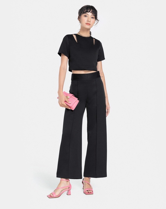Diện áo cut out cùng quần tối màu, gợi cảm nhưng vẫn thanh lịch- Ảnh 4. Diện áo cut out cùng quần tối màu, gợi cảm nhưng vẫn thanh lịch- Ảnh 4.