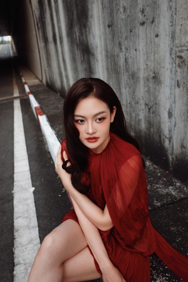 Thùy Anh gợi cảm đón tuổi 31 3 Chia sẻ về dấu mốc đặc biệt này, Thùy Anh thừa nhận, đôi khi chính cô cũng ngỡ ngàng khi nhận ra bản thân đã bước sang tuổi 31.